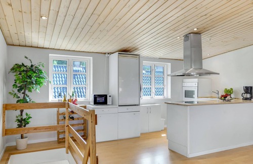 Reersø Apartment | Bright apartment located in a quiet area, close to the sandy beach.