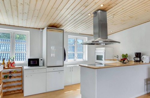 Reersø Apartment | Bright apartment located in a quiet area, close to the sandy beach.
