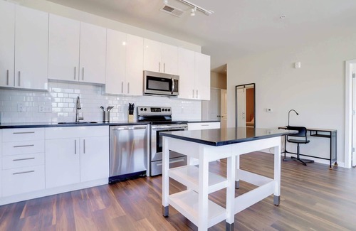 Jefferson Manor Apartment | Bright Apt W Den | Gym & Easy DC Access
