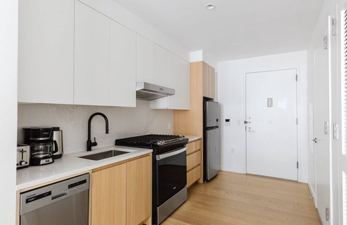 Brooklyn Heights Apartment | Bright Brooklyn Heights 1BR w/Gym & Doorman, nr BB Park, by Blueground