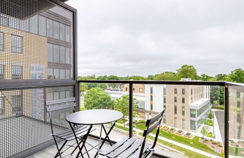 Evanston Apartment | Bright Evanston 1BR w/Pool & Gym, walk to Northwestern, by Blueground