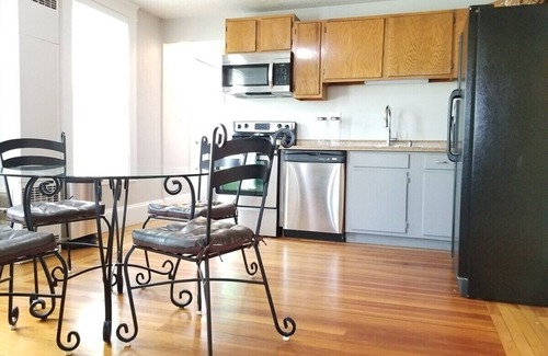Manchester Apartment | Bright Front Facing Unit - Private Front Farmers Porch