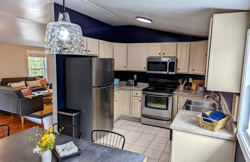 Kingsport Apartment | Bright, modern and inviting apartment on a quaint residential street