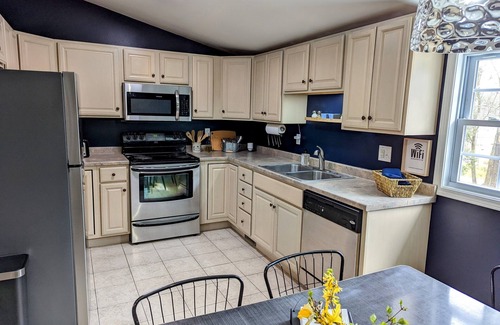 Kingsport Apartment | Bright, modern and inviting apartment on a quaint residential street