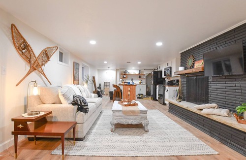 Allouez Apartment | Bright & Modern Open Concept Studio I Fireplace