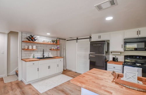 Allouez Apartment | Bright & Modern Open Concept Studio I Fireplace