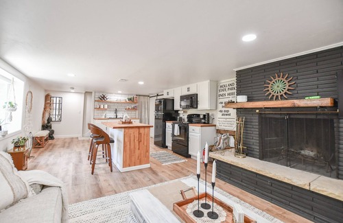 Allouez Apartment | Bright & Modern Open Concept Studio I Fireplace