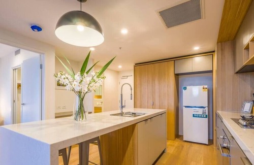 Woolloongabba Apartment | Bright One Bedroom Apartment with Parking