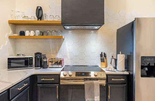 Sunrise Lakes Apartment | Bright Queen BR + Pool Retreat Near Disney