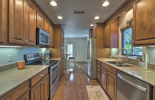 South Sarasota Cottage | Bright Sarasota Bungalow - 5 Mi to Siesta Beach!