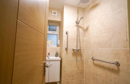 Chase Apartment | Bright & Spacious 3BR Apartment Free Parking Enfield North London