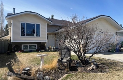 Cochrane House | Bright, spacious 4 bedroom home.