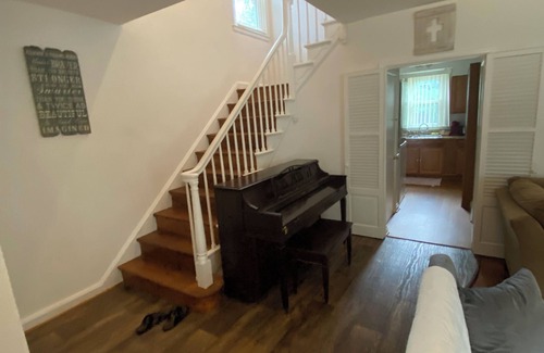 Lochearn House | Bright & Spacious – Near Downtown - Full Kitchen- Workspace, Laundry