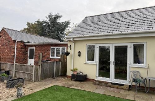 Rampton House | Bright, Stylish 1 KS Bed Bungalow with Private Garden
