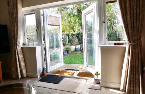 Rampton House | Bright, Stylish 1 KS Bed Bungalow with Private Garden