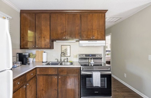 Old Irving Park Apartment | Bright & Stylish Retreat w/Workspace + Cozy Lounge