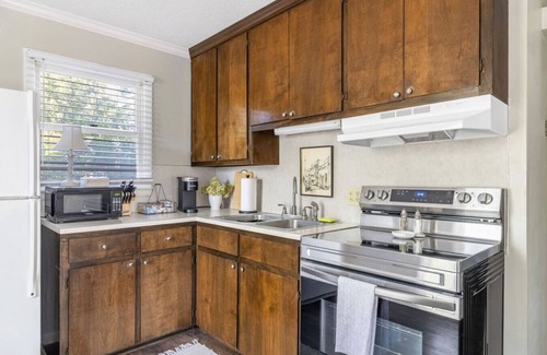 Old Irving Park Apartment | Bright & Stylish Retreat w/Workspace + Cozy Lounge
