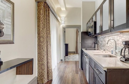 Downtown Baltimore Hotel | Bright Suite w/Packed Kitchen for Comfortable Extended Stays - 4 Units