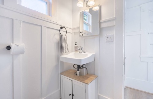 Adams Point Apartment | Bright Vintage Oakland Studio