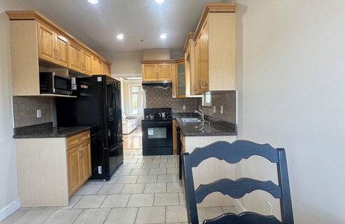 Marpole House | Bright West Side Retreat 3BR Kitchen & Living