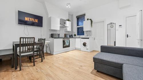 Hackney Apartment | Brilliant 2 Bedrooms Flat Next to The Station