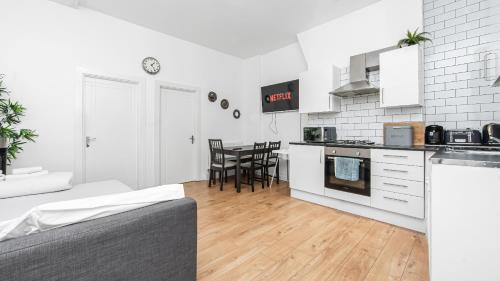 Hackney Apartment | Brilliant 2 Bedrooms Flat Next to The Station
