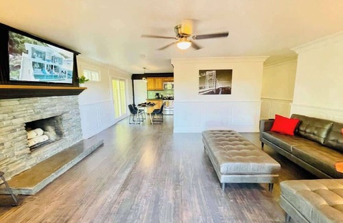 West University House | Brilliant West UNR 6TVs Sleeps 15 Pets OK