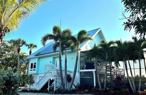Del Sega Condo | Bring Your Boat! Enjoy waterfront living in this S