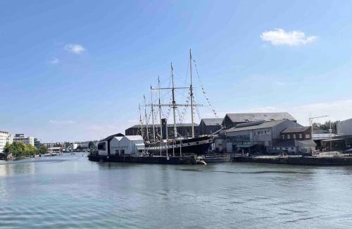 Clifton Apartment | Bristol townhouse with harbour views. Sleeps 7
