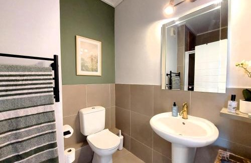 Walmer Apartment | Brizzys Balcony Luxe Retreat Great Location!