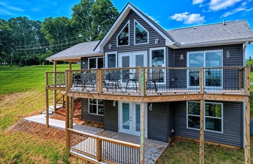 Kodak House | Broadview, River, Golf Course, Games, free Attraction Tickets, WIFI!