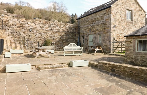 Hathersage Cottage | BROADWOOD BARN, pet friendly, character holiday cottage in Hathersage
