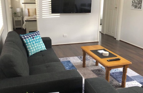 Greta Main Cabin | Bronte Lodge - Wine Country Stay Hunter Valley, Games Room, close to town.