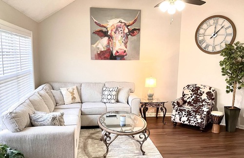 Ellendale House | Brooks Farms - Lovely Oasis Near Shelby Farms Park w/ Garage Access