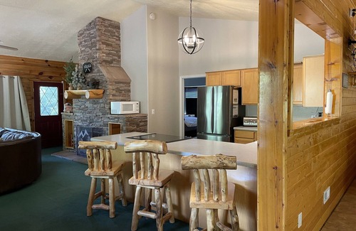Long Valley Junction Cabin | Bryce & Zion midpoint! Firepit & pool table. ATV trails nearby.