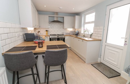 Borth-y-Gest Cottage | BRYN DERFEL, pet friendly, character holiday cottage in Porthmadog