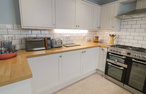 Borth-y-Gest Cottage | BRYN DERFEL, pet friendly, character holiday cottage in Porthmadog