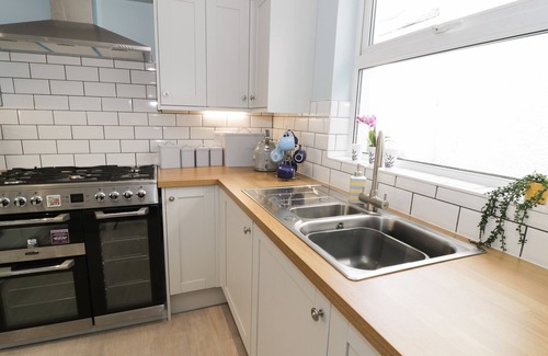 Borth-y-Gest Cottage | BRYN DERFEL, pet friendly, character holiday cottage in Porthmadog