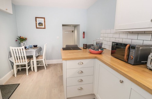 Borth-y-Gest Cottage | BRYN DERFEL, pet friendly, character holiday cottage in Porthmadog