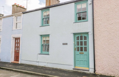 Beaumaris Cottage | BRYN HAF, NEW STREET, family friendly, with open fire in Beaumaris