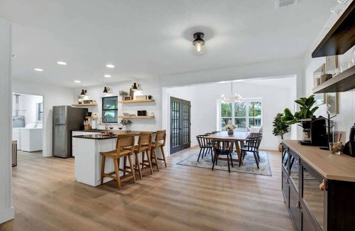 Fredericksburg House | Bubbles on Bowie Walk to Main St