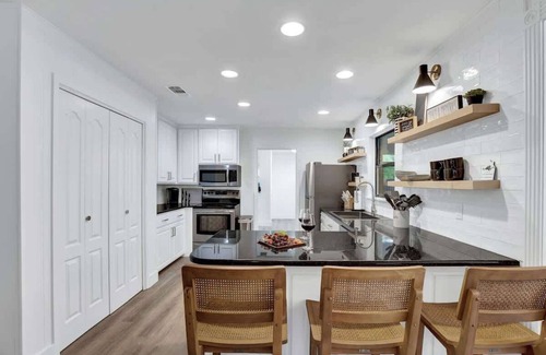 Fredericksburg House | Bubbles on Bowie Walk to Main St