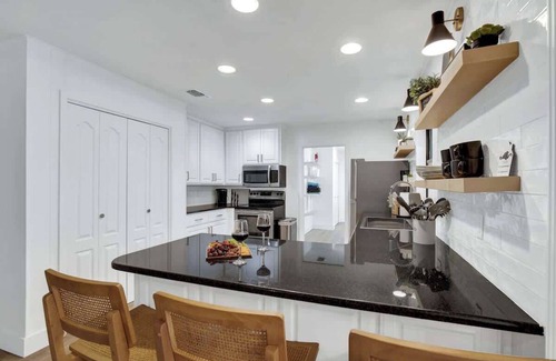 Fredericksburg House | Bubbles on Bowie Walk to Main St