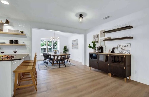 Fredericksburg House | Bubbles on Bowie Walk to Main St