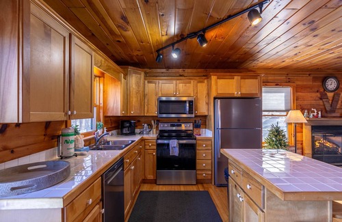 West Jefferson House | Buck Ridge - Mtn views, hot tub, perfect location!