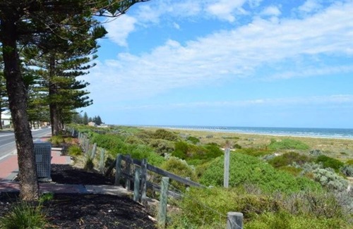 Largs North Apartment | Budget Beachside Accommodation