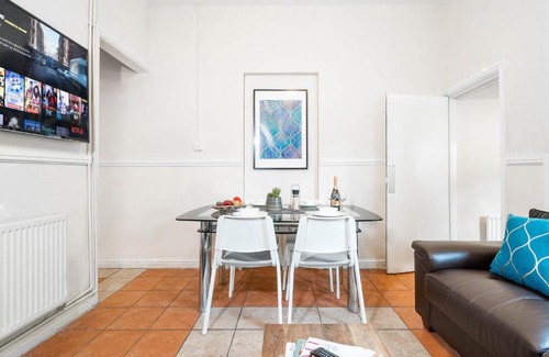 Handsworth House | Budget Friendly 4 Bedroom Townhouse l 7 BEDS l Parking l Superfast WIFI l Netflix