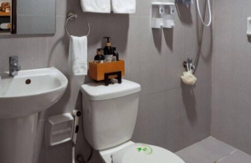 Highway Hills Apartment | Buenbyahe Rooms F Residences near Edsa