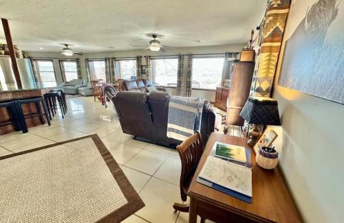 Tahlequah House | Buffalo Cabin Gorgeous Illinois River view