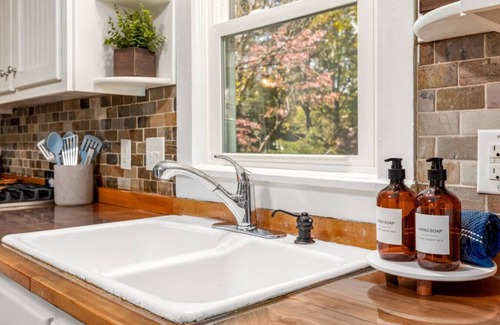 Buford Cottage | Buford Getaway Fall Stay Near Train & Downtown